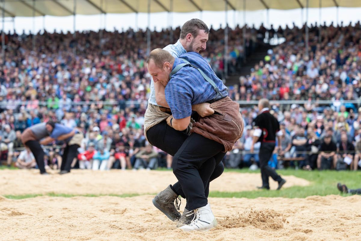 Joel Wicki gegen Damian Ott im ersten Gang des Innerschweizerischen Schwingfests in Dagmersellen 2023.